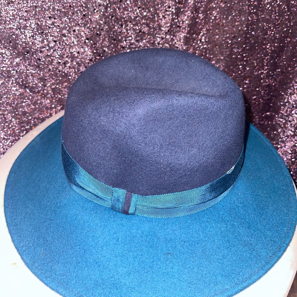 Navy blue/teal hat